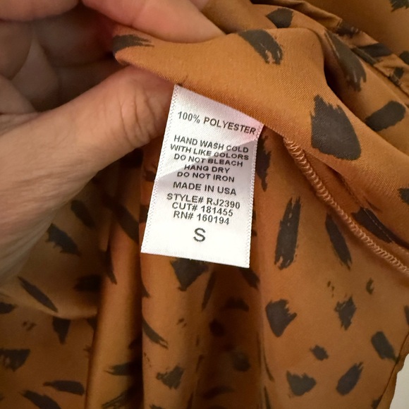 By Together Rust/Brown Patterned Blouse - Picture 6 of 6